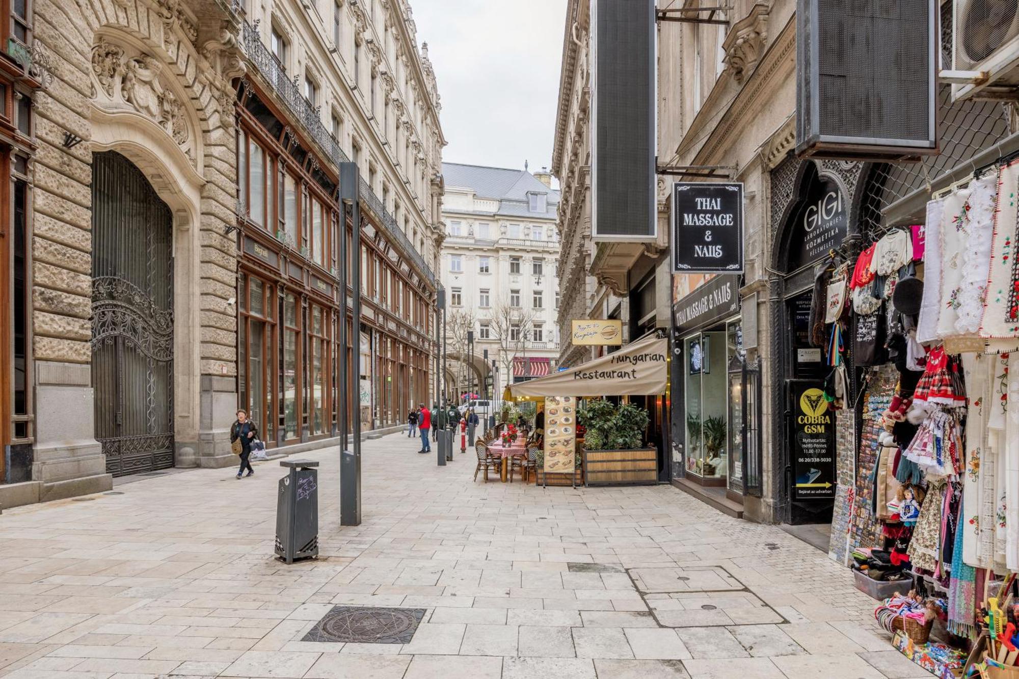 Urban Tranquillity By The Main Shopping Street Budapeste Exterior foto